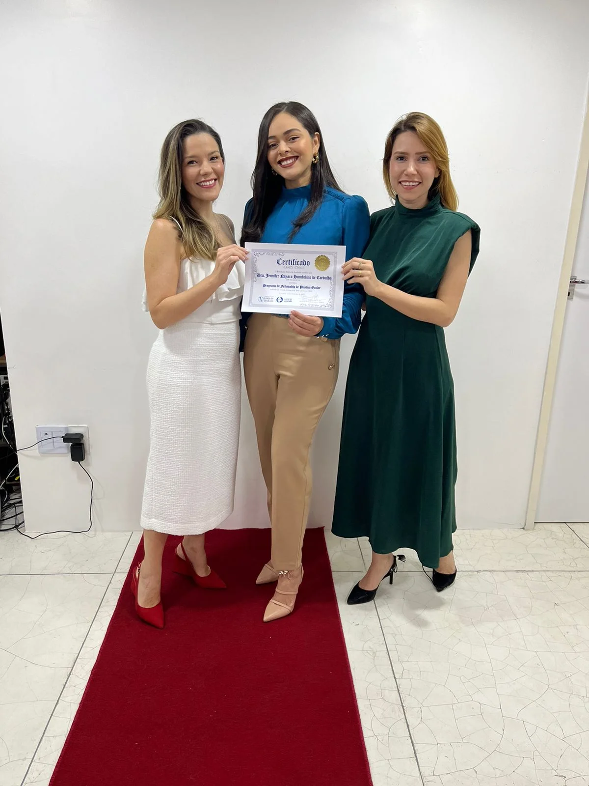 Dra. Jennifer Nayara Humbelino de Carvalho na cerimônia de conclusão do Fellowship em Plástica Ocular na Fundação Leiria de Andrade ao lado da Dra. Lissa Beltrão e da Dra. Carol Sampaio.